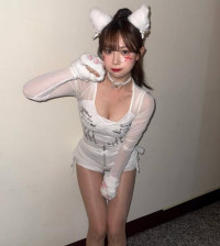 '고양이로 완벽 변신' 시스루+핫팬츠로 '큐티 섹시' 매력 뽐낸 치어리더