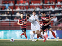 포항, 전민광 퇴장 악재 속 부천과 0-0 무승부…홈 첫 승 또 다음으로