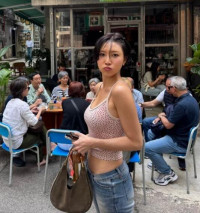 화사, 다이어트 후에도 여전한 글래머 몸매...크롭티+청바지 입고 홍콩 여행