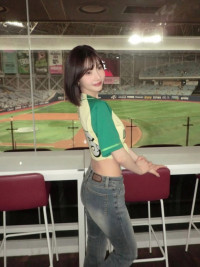 레드벨벳 조이, 한 줌 허리에 ‘눈길’…“야구장 여신 등장”