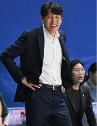 가장 오랜 기간 팀을 이끈 사령탑이 자리에서 물러난다…위성우 감독, 전주원에게 지휘봉 넘기고 총감독으로