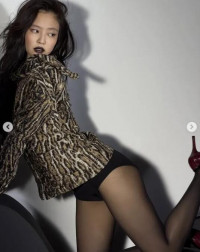 제니, ‘등 없는’ 시원한 파격 화보…‘역시 트렌드세터’