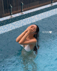 ‘박성광♥’ 이솔이, 비오는 날 비키니입고 야외 수영…“이거지” 여유 만끽